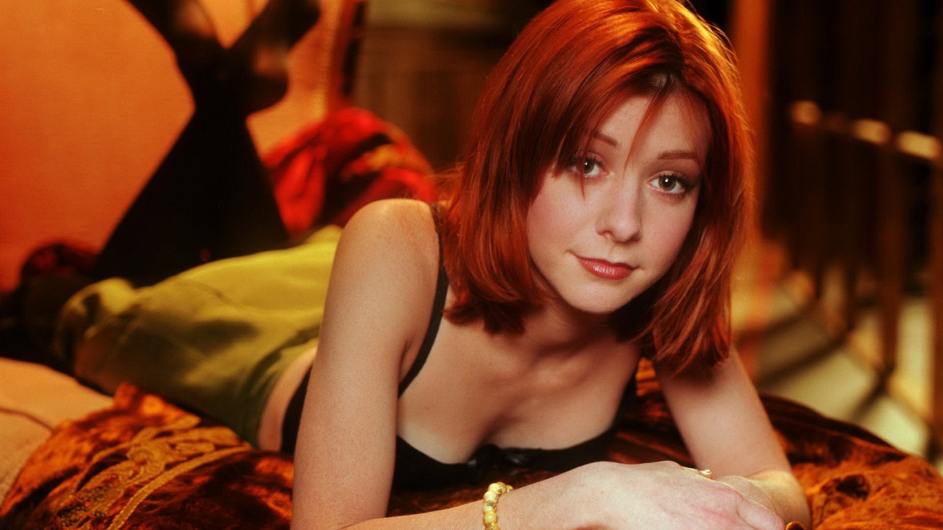 Alyson Hannigan #020 - 1366x768 Wallpapers Pictures Photos Images