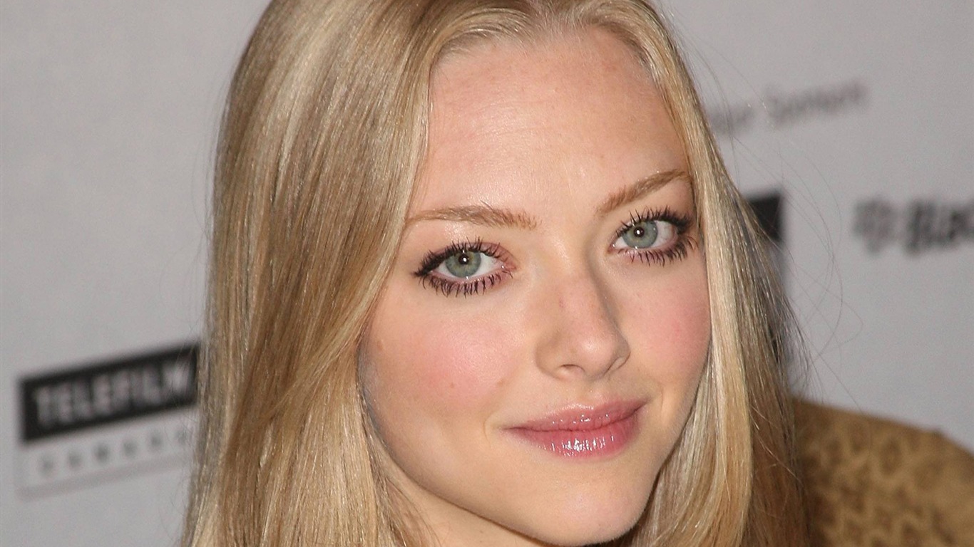 Amanda Seyfried #003 - 1366x768 Wallpapers Pictures Photos Images