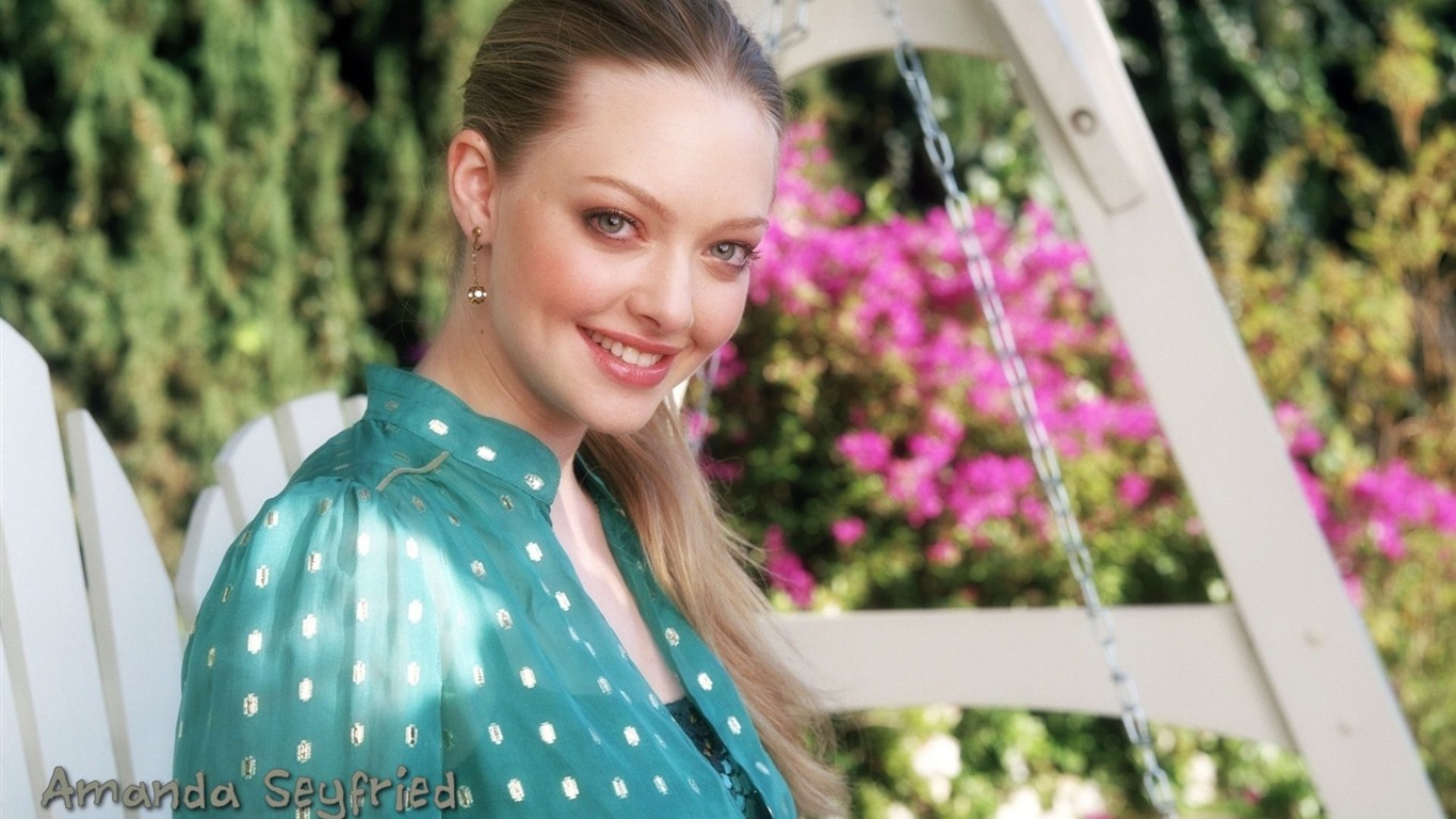 Amanda Seyfried #004 - 1366x768 Wallpapers Pictures Photos Images