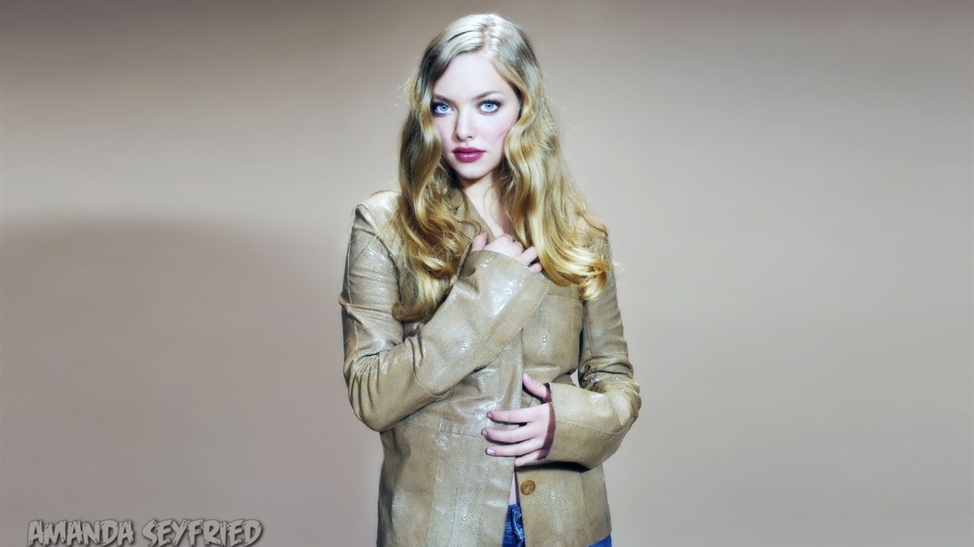 Amanda Seyfried #006 - 1366x768 Wallpapers Pictures Photos Images