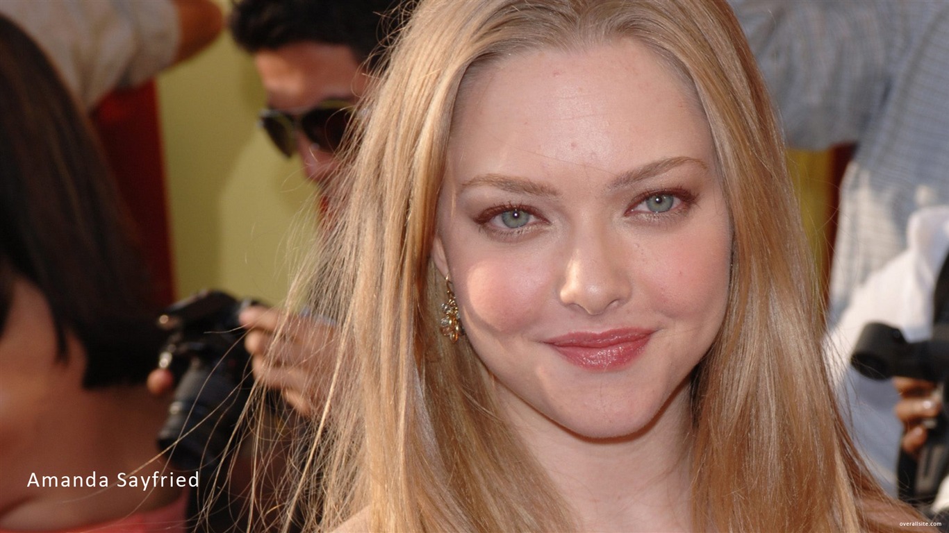 Amanda Seyfried #013 - 1366x768 Wallpapers Pictures Photos Images