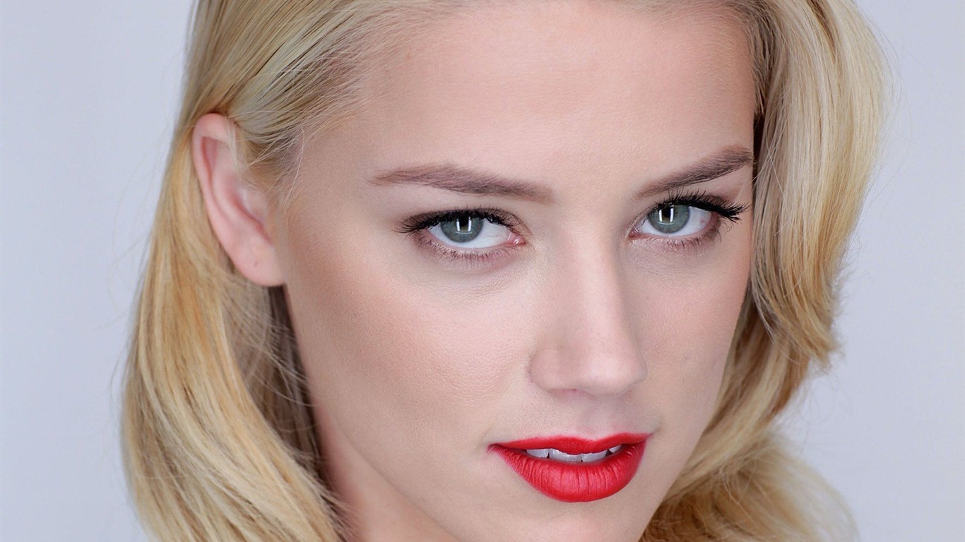 Amber Heard #005 - 1366x768 Wallpapers Pictures Photos Images