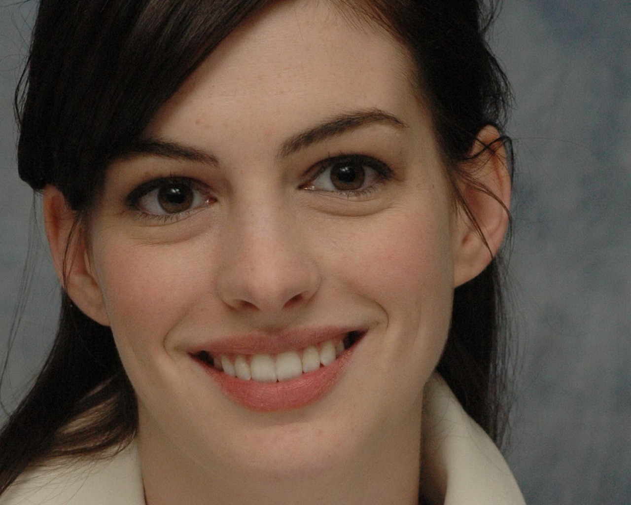 Anne Hathaway #002 - 1280x1024 Wallpapers Pictures Photos Images