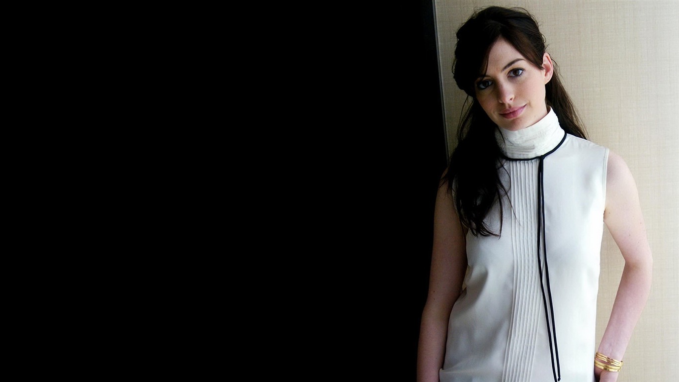 Anne Hathaway #005 - 1366x768 Wallpapers Pictures Photos Images