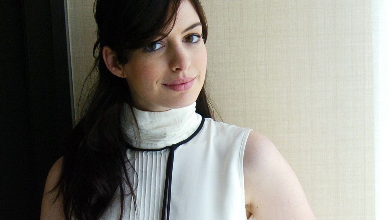 Anne Hathaway #032 - 1366x768 Wallpapers Pictures Photos Images