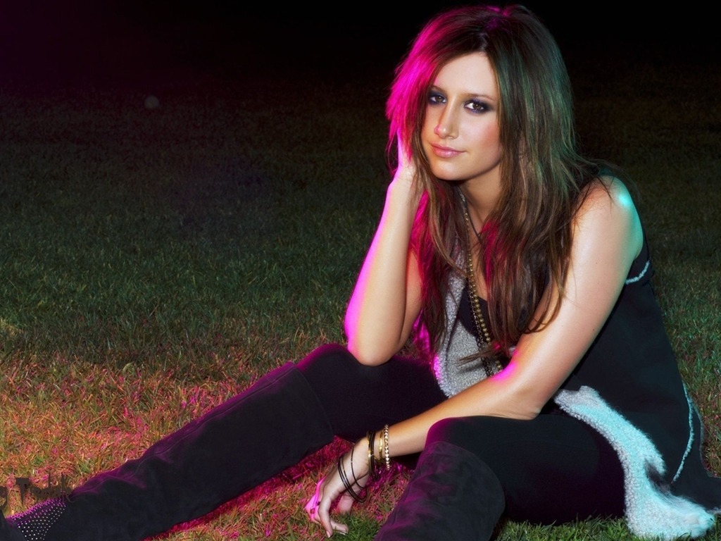 Ashley Tisdale #023 - 1024x768 Wallpapers Pictures Photos Images