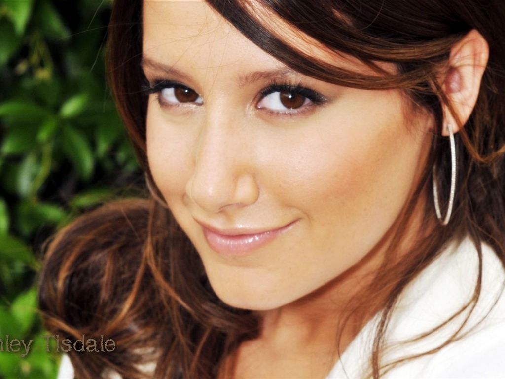Ashley Tisdale #042 - 1024x768 Wallpapers Pictures Photos Images