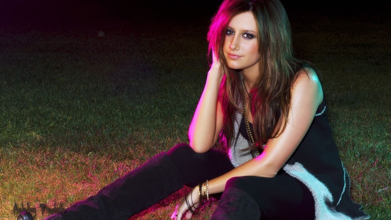 Ashley Tisdale #023 - 1366x768 Wallpapers Pictures Photos Images