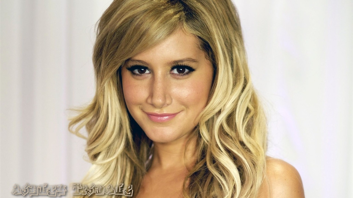 Ashley Tisdale #024 - 1366x768 Wallpapers Pictures Photos Images