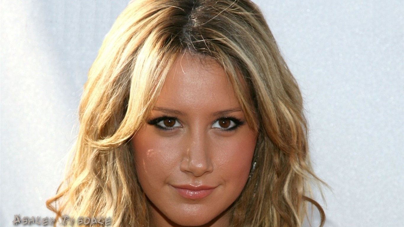 Ashley Tisdale #059 - 1366x768 Wallpapers Pictures Photos Images
