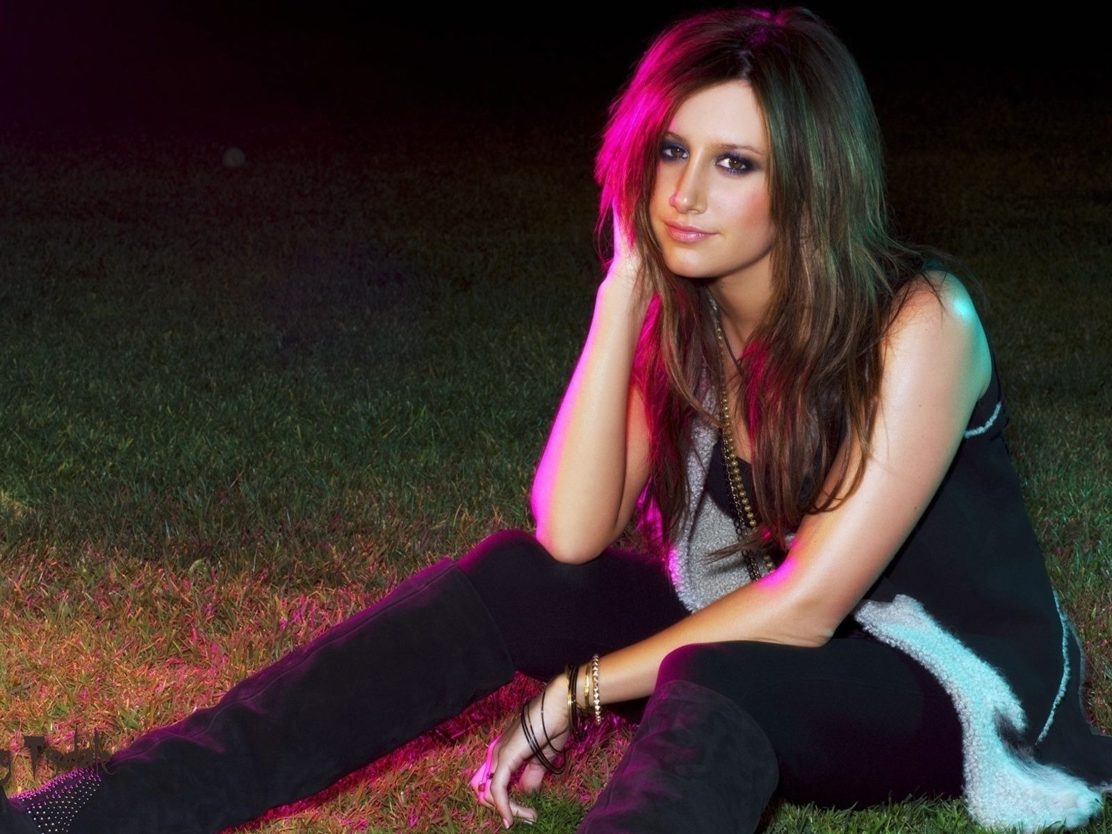 Ashley Tisdale #023 - 1600x1200 Wallpapers Pictures Photos Images