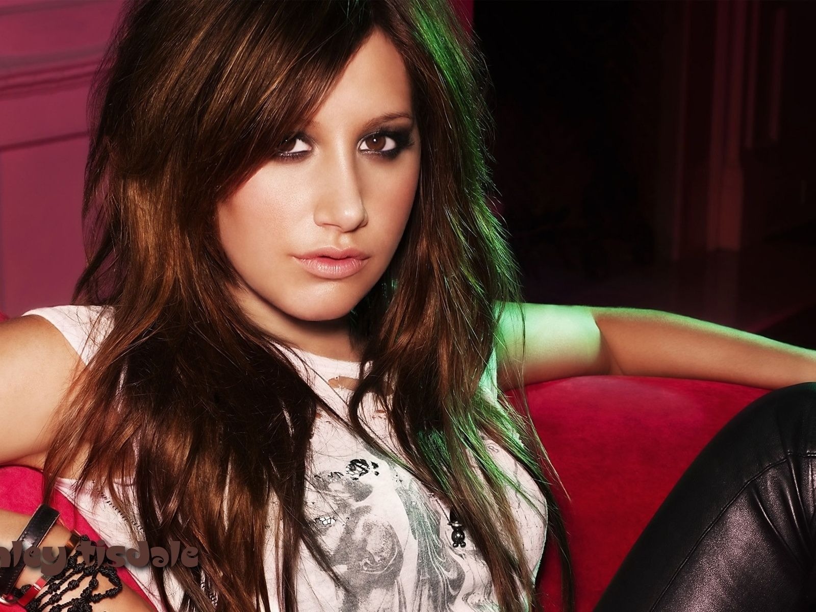 Ashley Tisdale #071 - 1600x1200 Wallpapers Pictures Photos Images