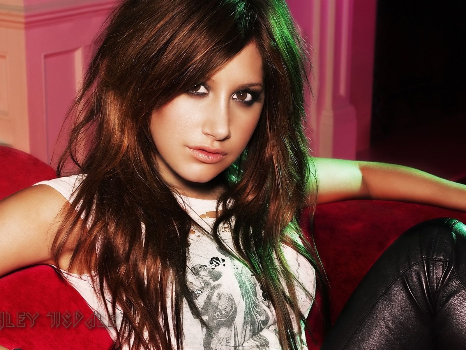Ashley Tisdale #073 - 1600x1200 Wallpapers Pictures Photos Images
