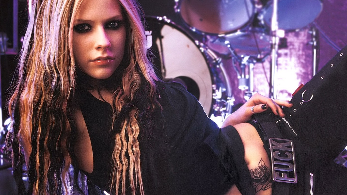 Avril Lavigne #002 - 1366x768 Wallpapers Pictures Photos Images