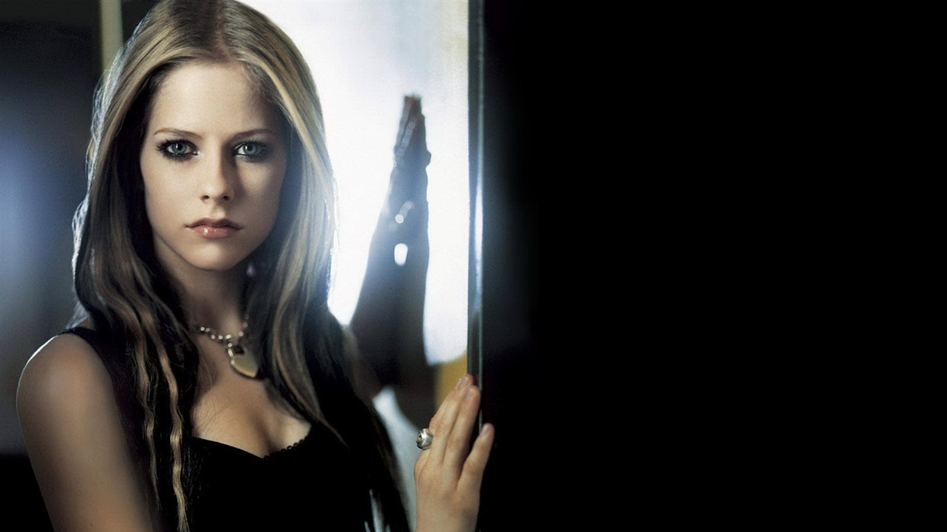 Avril Lavigne #004 - 1366x768 Wallpapers Pictures Photos Images