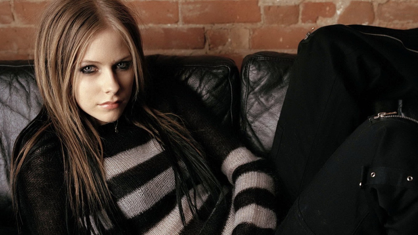 Avril Lavigne #017 - 1366x768 Wallpapers Pictures Photos Images