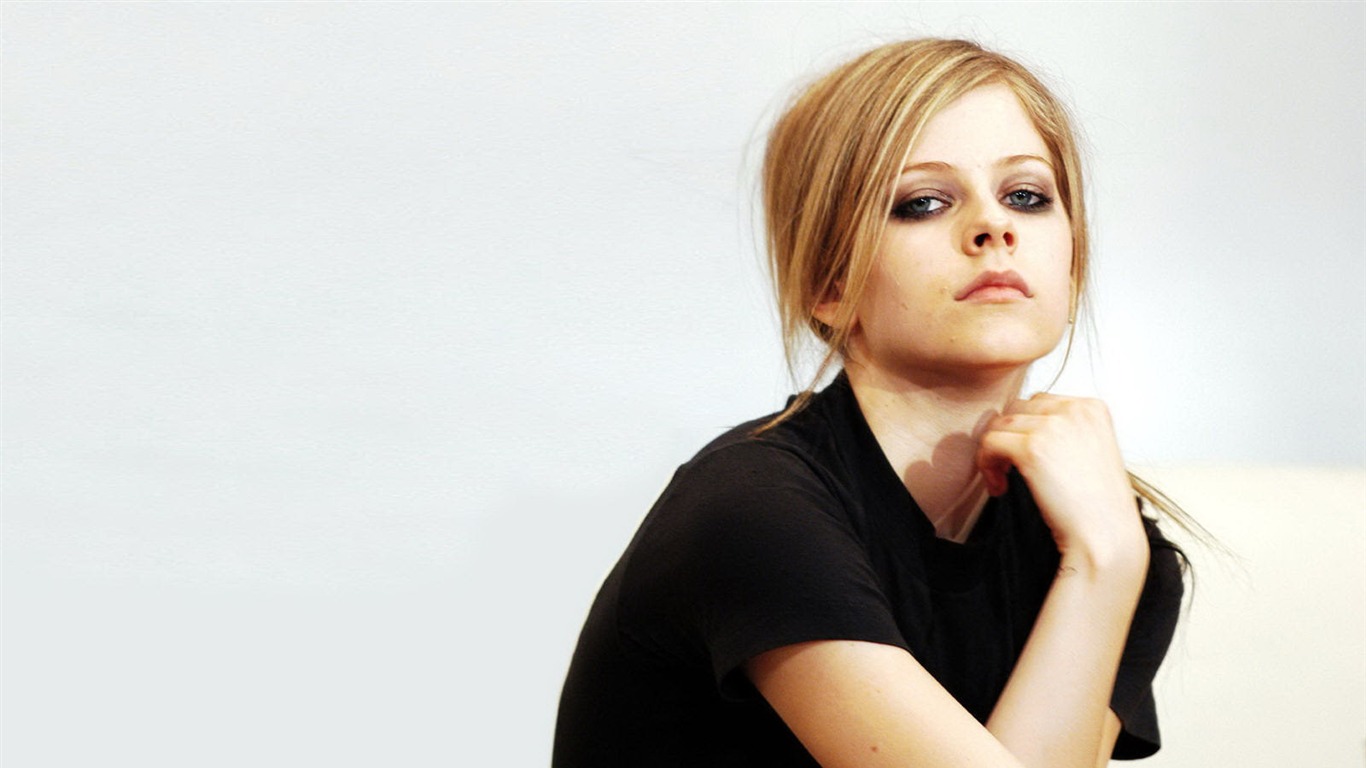 Avril Lavigne #022 - 1366x768 Wallpapers Pictures Photos Images