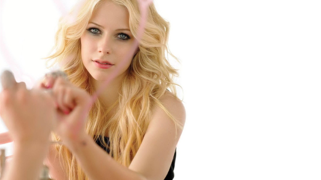 Avril Lavigne #039 - 1366x768 Wallpapers Pictures Photos Images