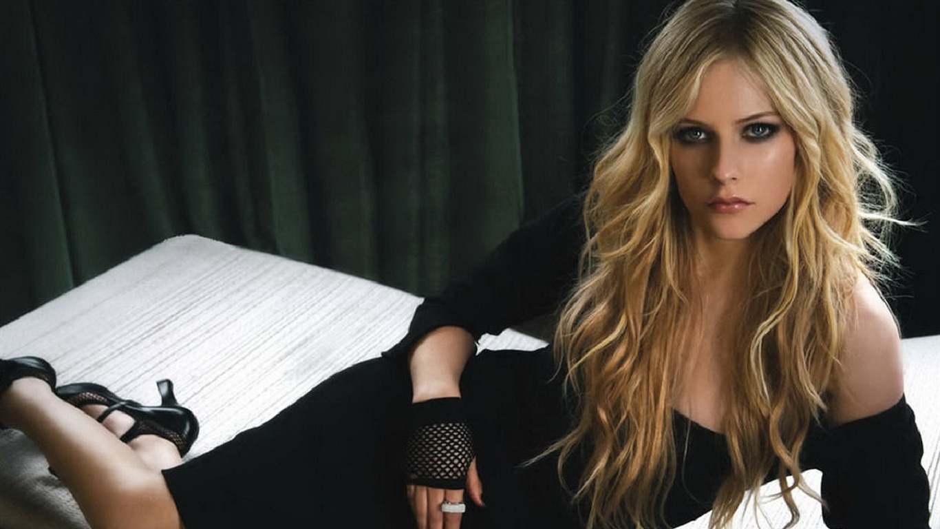 Avril Lavigne #042 - 1366x768 Wallpapers Pictures Photos Images