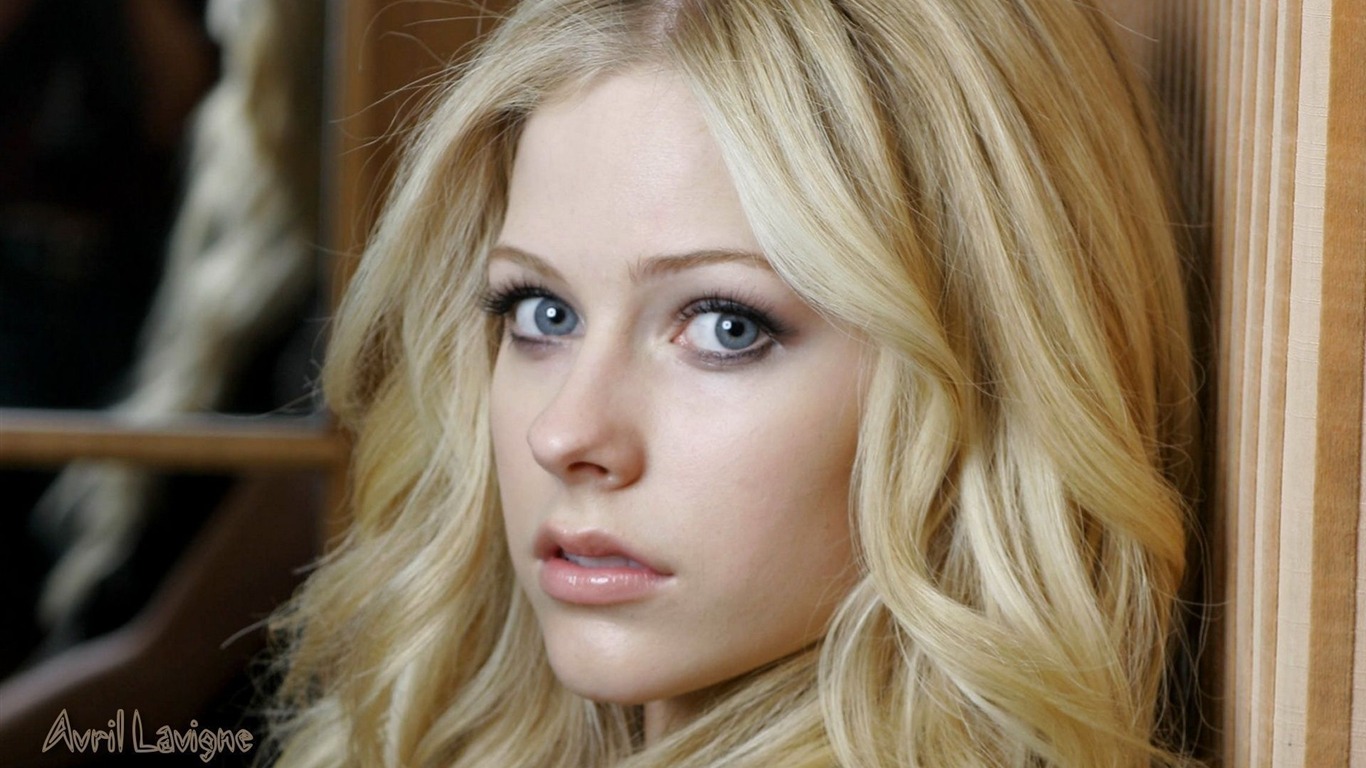 Avril Lavigne #071 - 1366x768 Wallpapers Pictures Photos Images