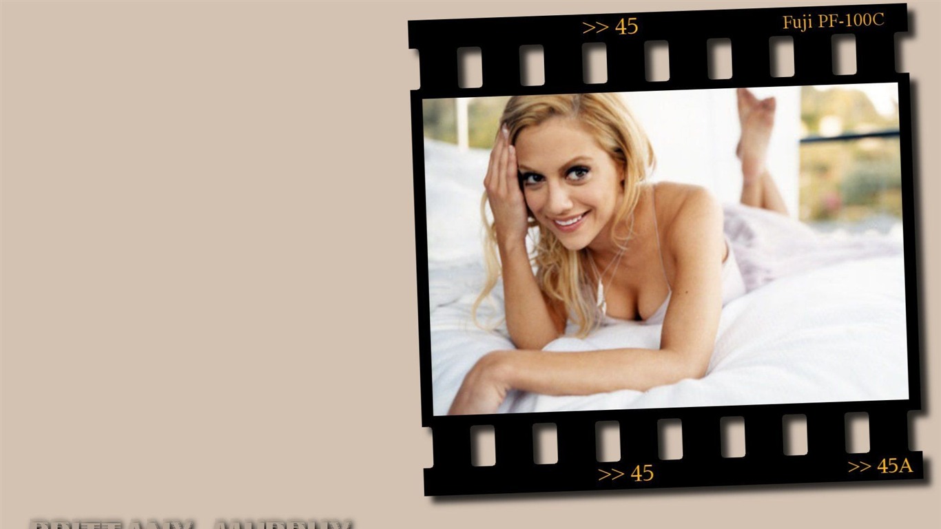 Brittany Murphy #003 - 1366x768 Wallpapers Pictures Photos Images