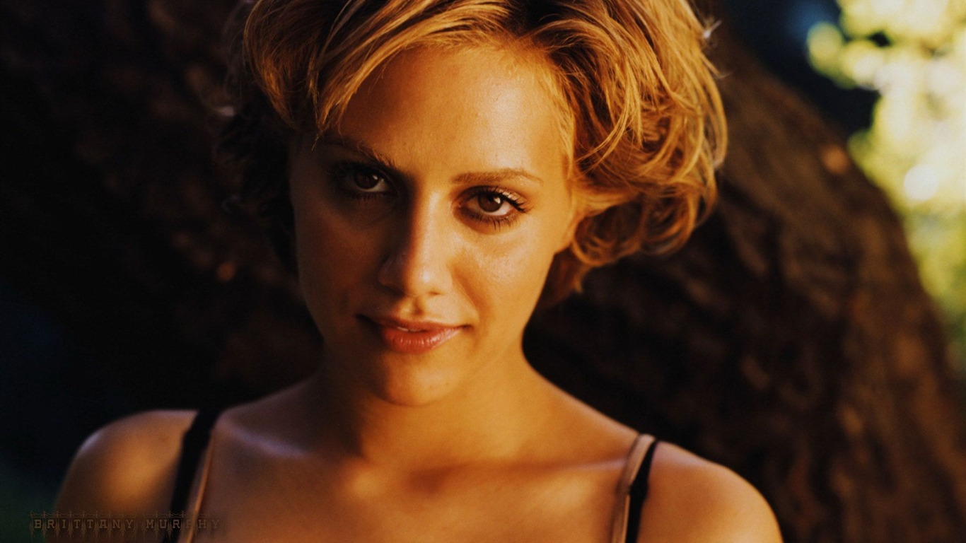Brittany Murphy #007 - 1366x768 Wallpapers Pictures Photos Images