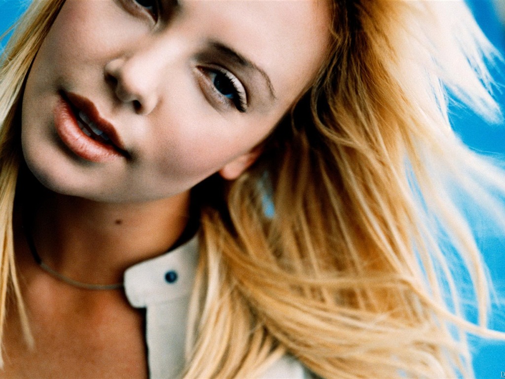 Charlize Theron #042 - 1024x768 Wallpapers Pictures Photos Images