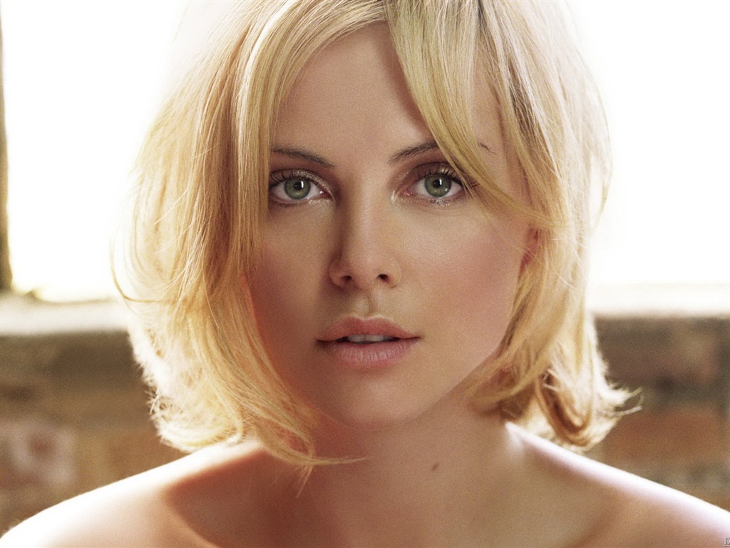 Charlize Theron #043 - 1024x768 Wallpapers Pictures Photos Images