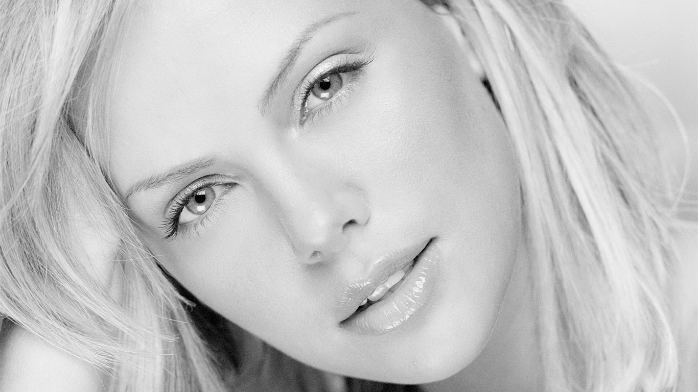 Charlize Theron #032 - 1366x768 Wallpapers Pictures Photos Images