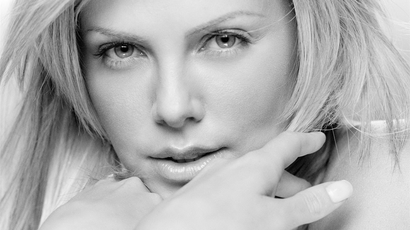 Charlize Theron #033 - 1366x768 Wallpapers Pictures Photos Images