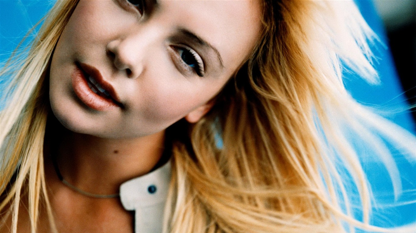 Charlize Theron #042 - 1366x768 Wallpapers Pictures Photos Images