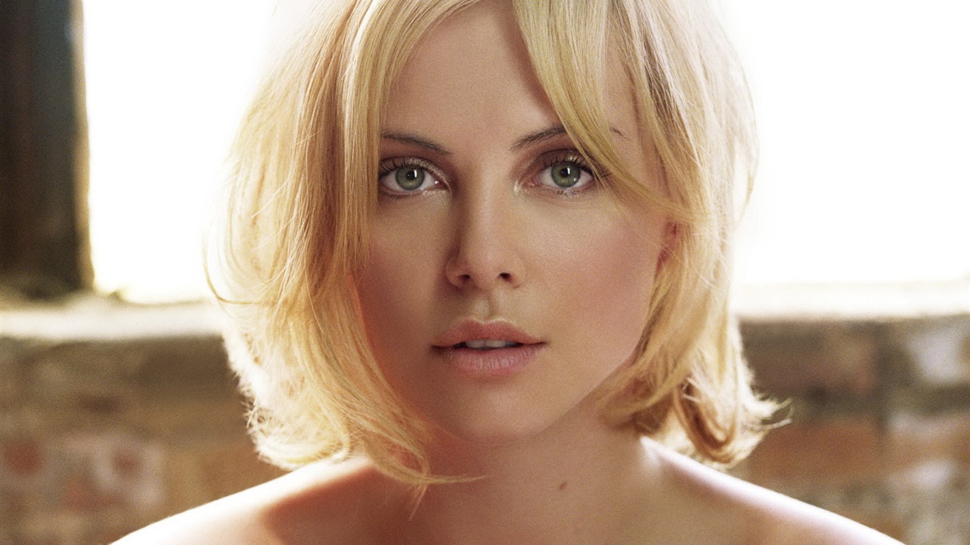 Charlize Theron #043 - 1366x768 Wallpapers Pictures Photos Images