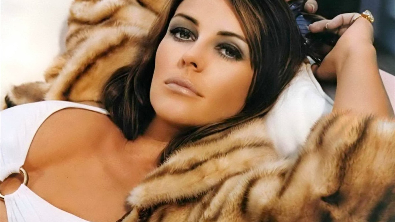 Elizabeth Hurley #038 - 1366x768 Wallpapers Pictures Photos Images