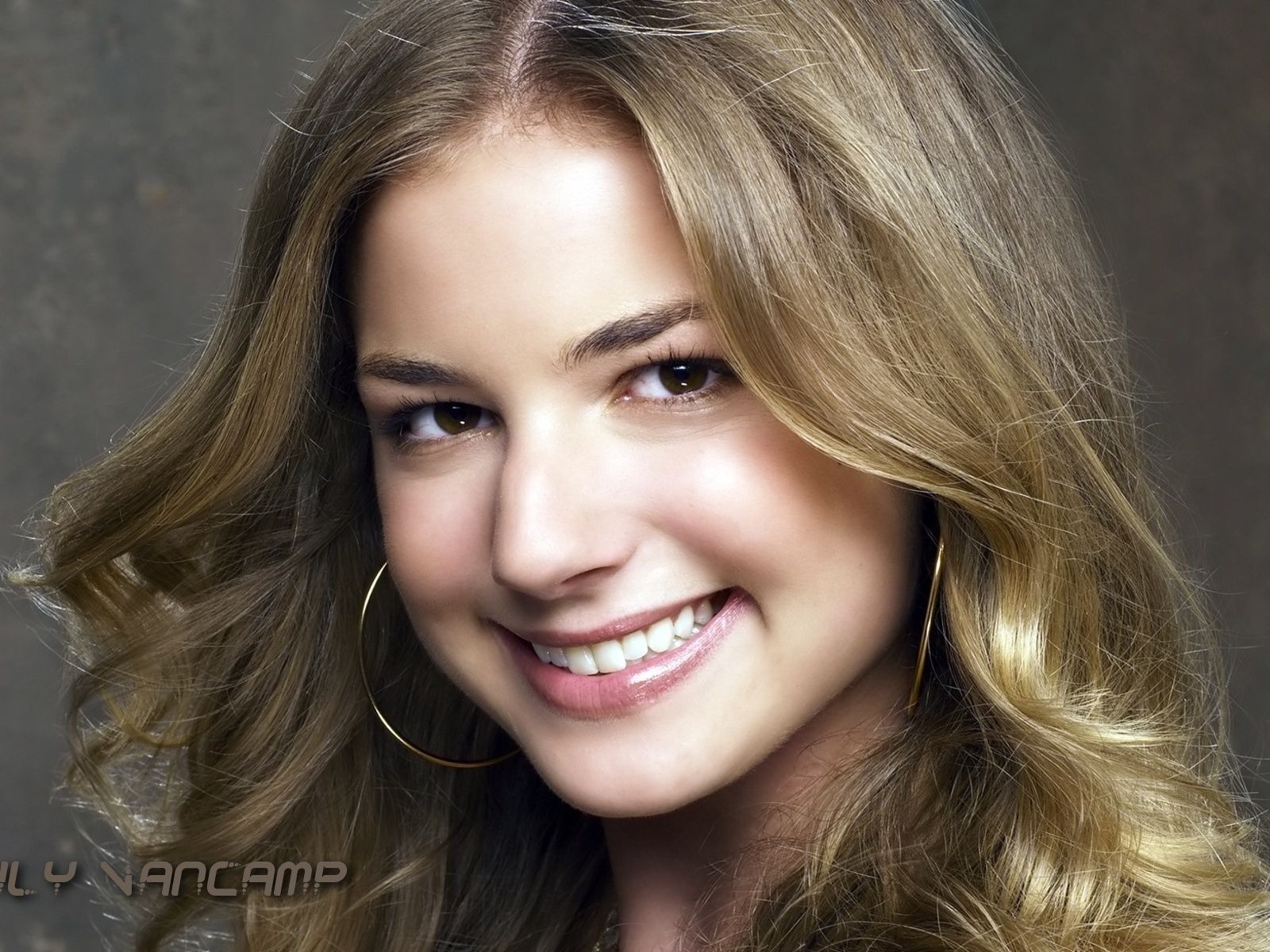 Emily VanCamp #006 - 1600x1200 Wallpapers Pictures Photos Images