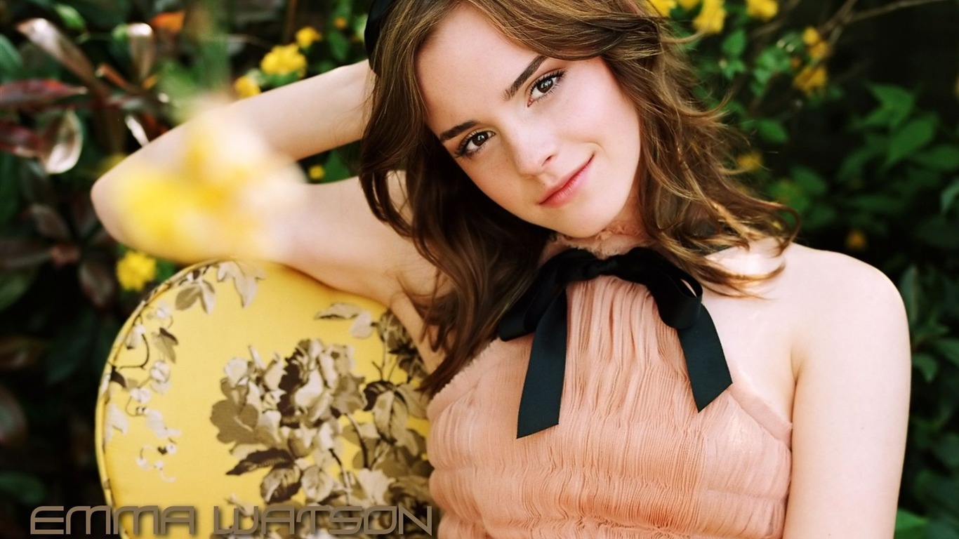 Emma Watson #005 - 1366x768 Wallpapers Pictures Photos Images