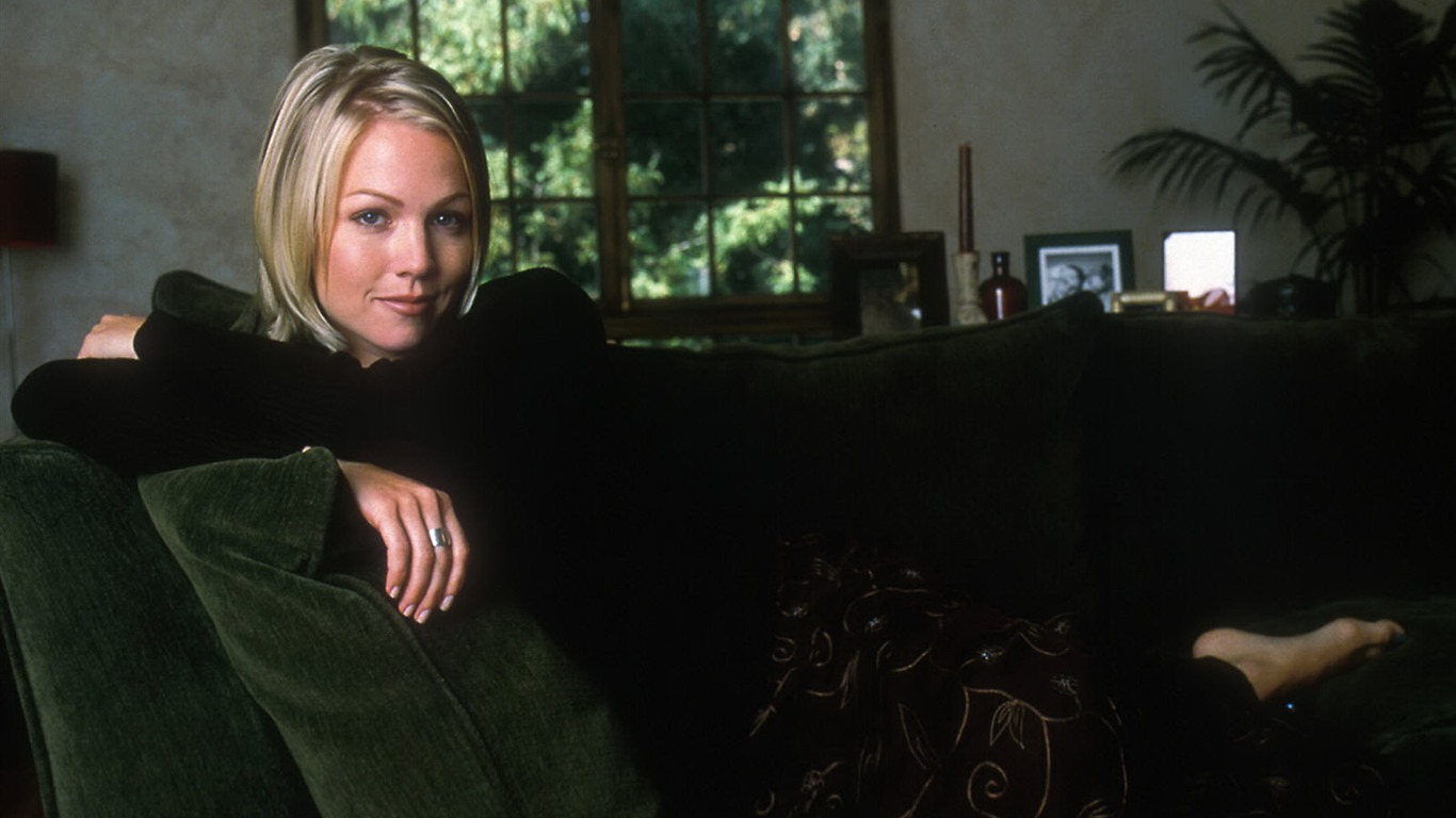 Jennie Garth #023 - 1366x768 Wallpapers Pictures Photos Images