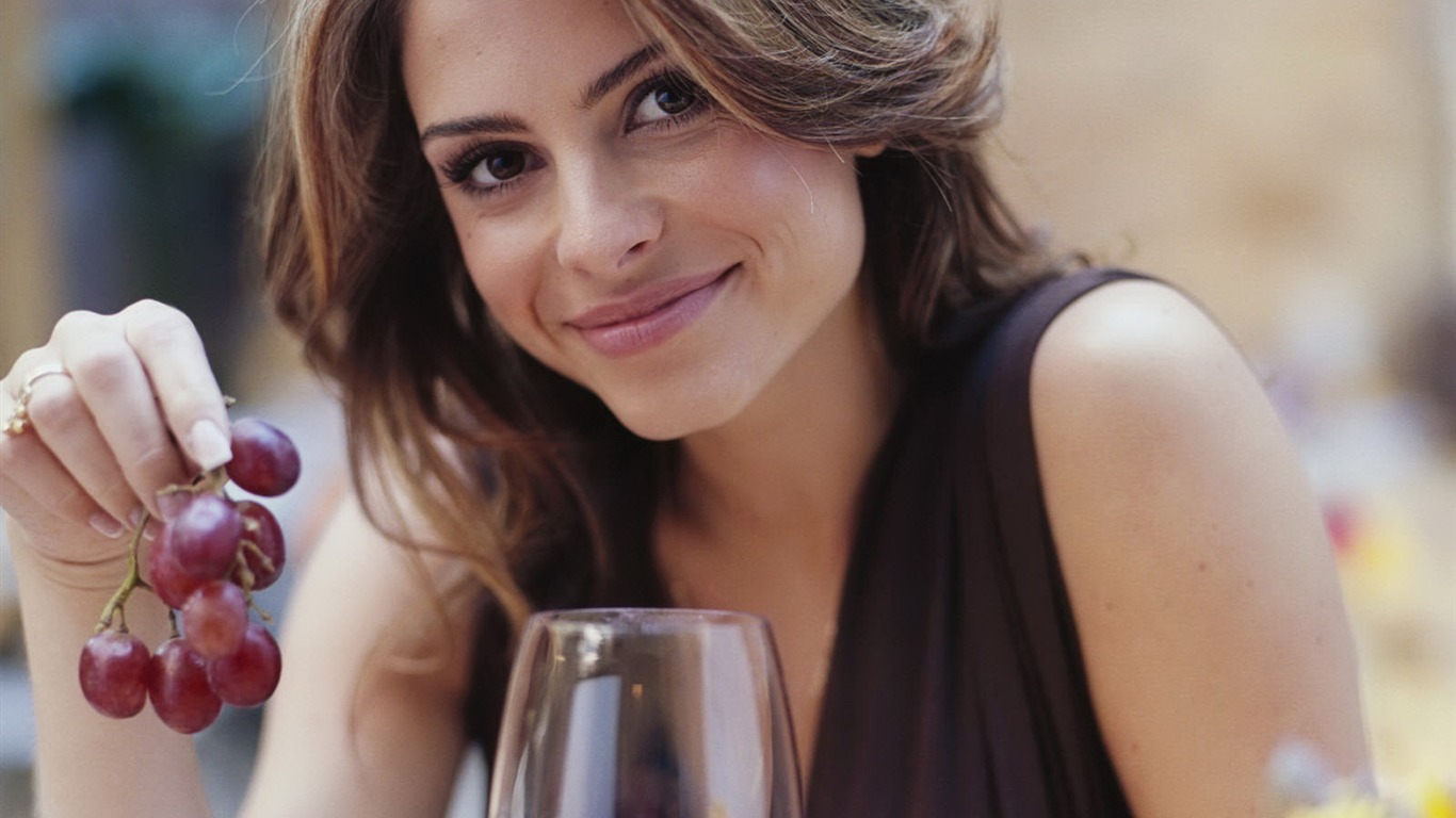 Maria Menounos #002 - 1366x768 Wallpapers Pictures Photos Images