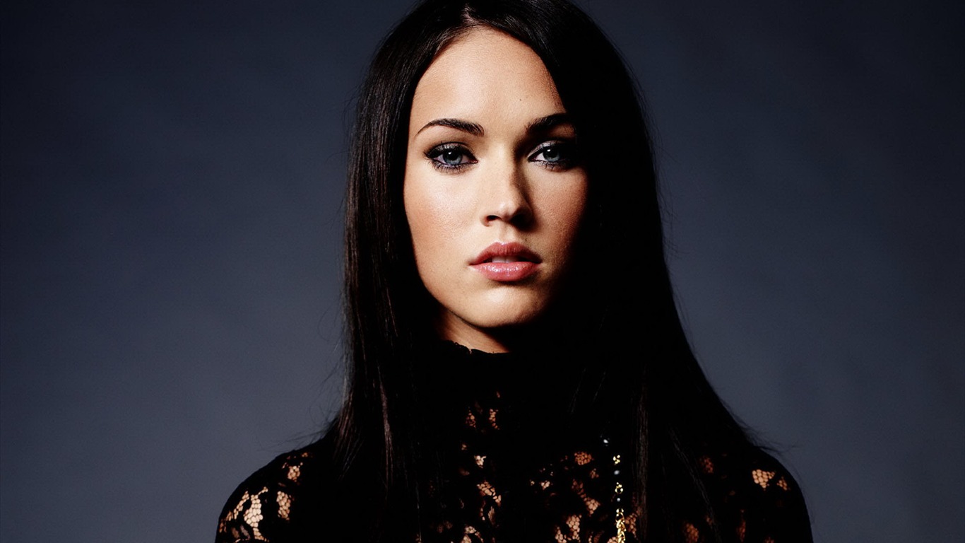 Megan Fox #003 - 1366x768 Wallpapers Pictures Photos Images