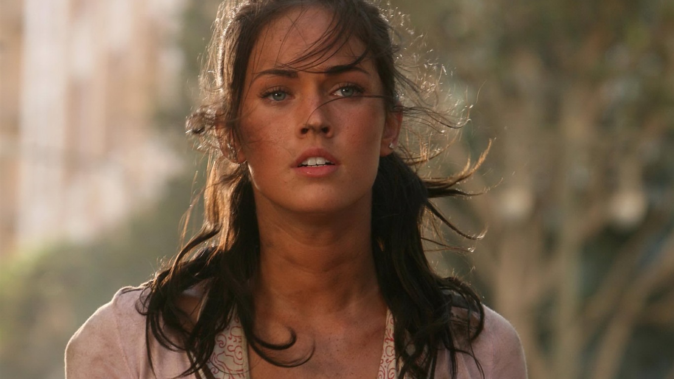 Megan Fox #009 - 1366x768 Wallpapers Pictures Photos Images