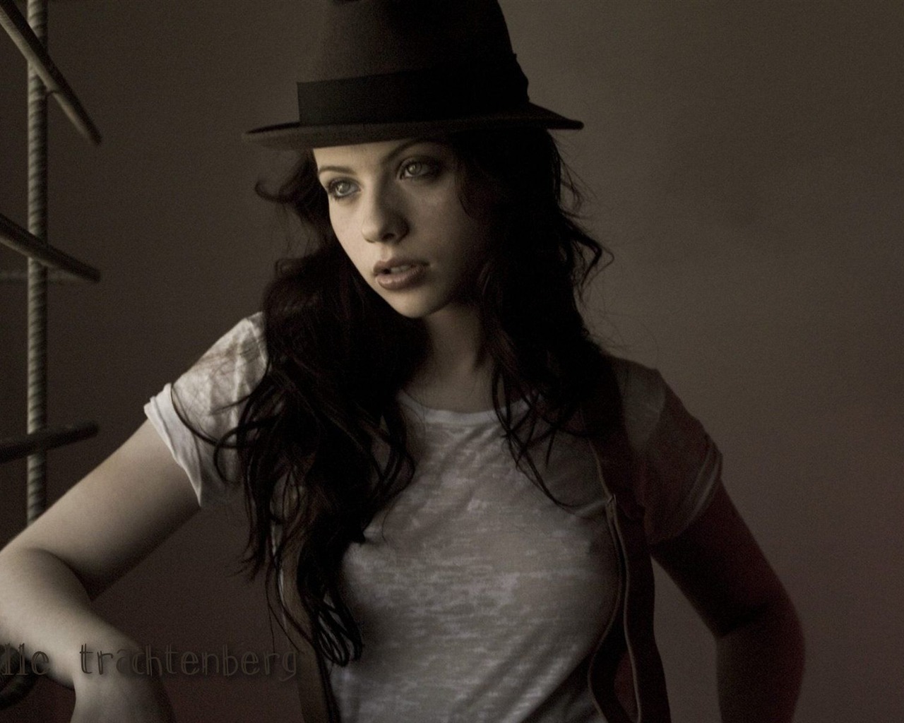 Michelle Trachtenberg #007 - 1280x1024 Wallpapers Pictures Photos Images