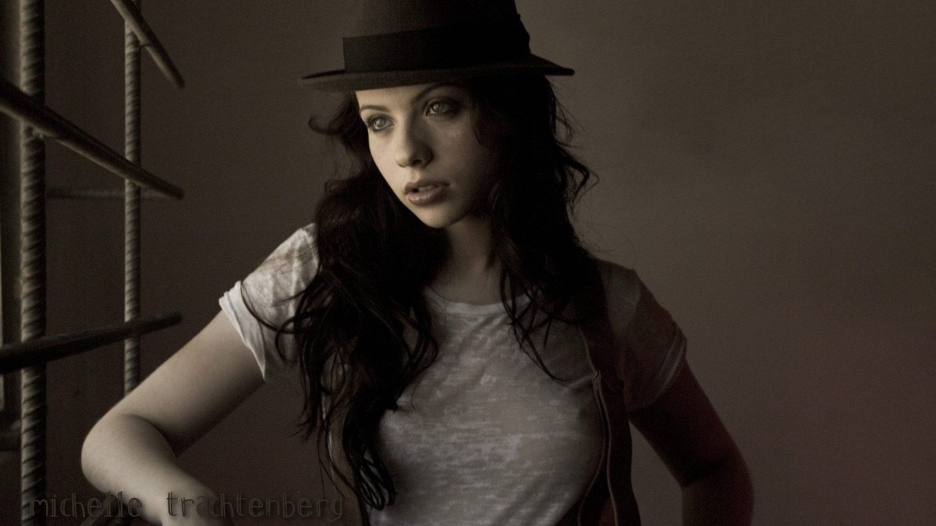 Michelle Trachtenberg #007 - 1366x768 Wallpapers Pictures Photos Images