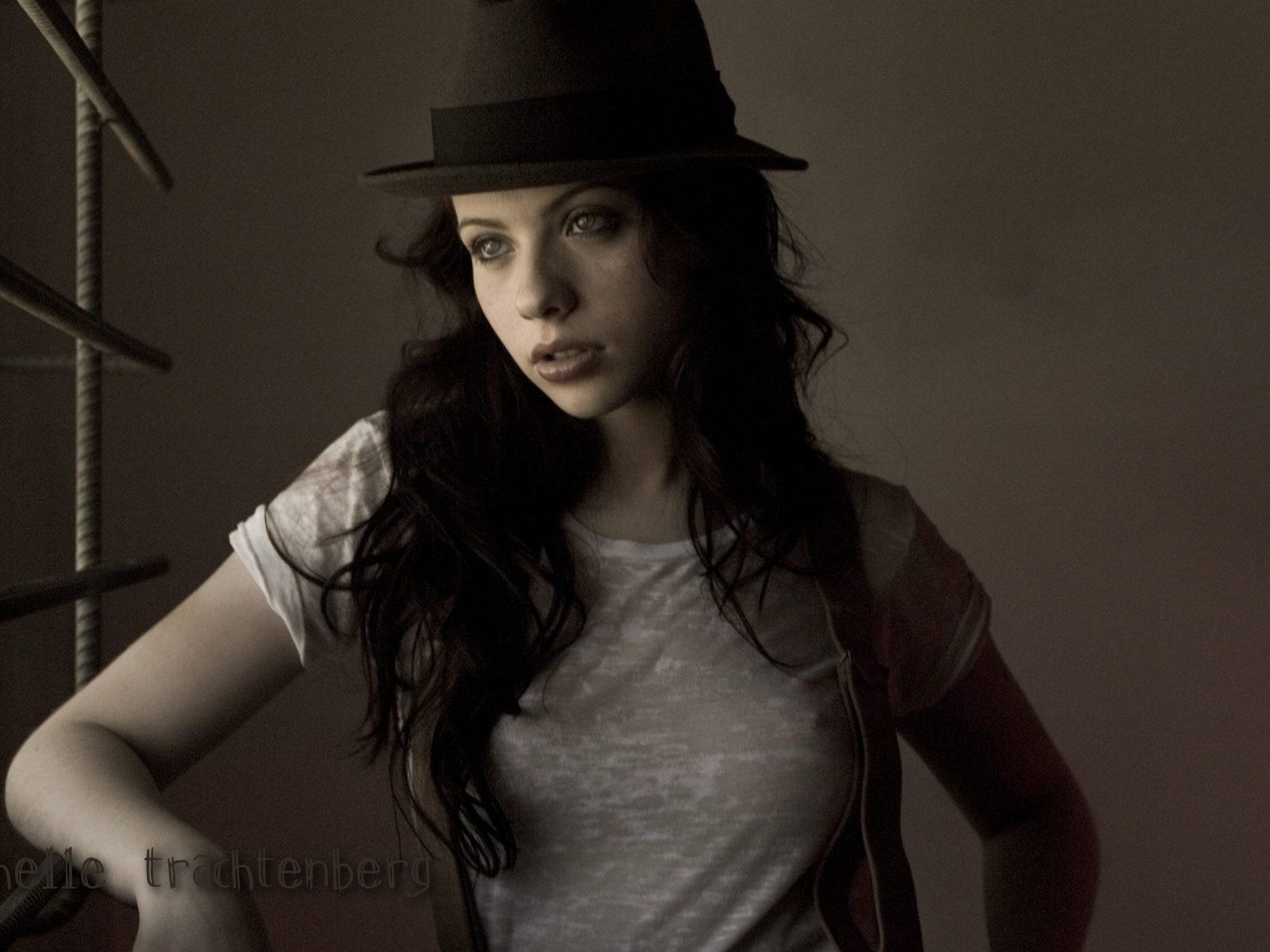 Michelle Trachtenberg #007 - 1600x1200 Wallpapers Pictures Photos Images