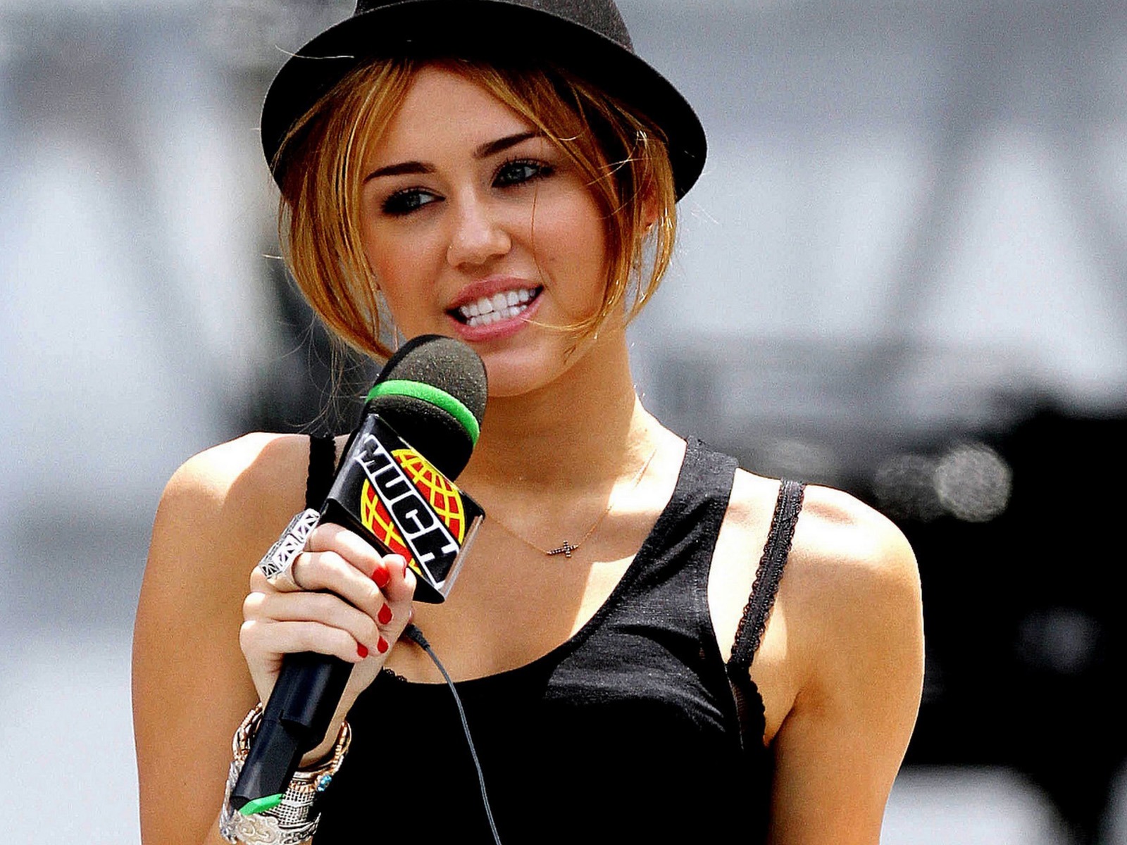Miley Cyrus #018 - 1600x1200 Wallpapers Pictures Photos Images