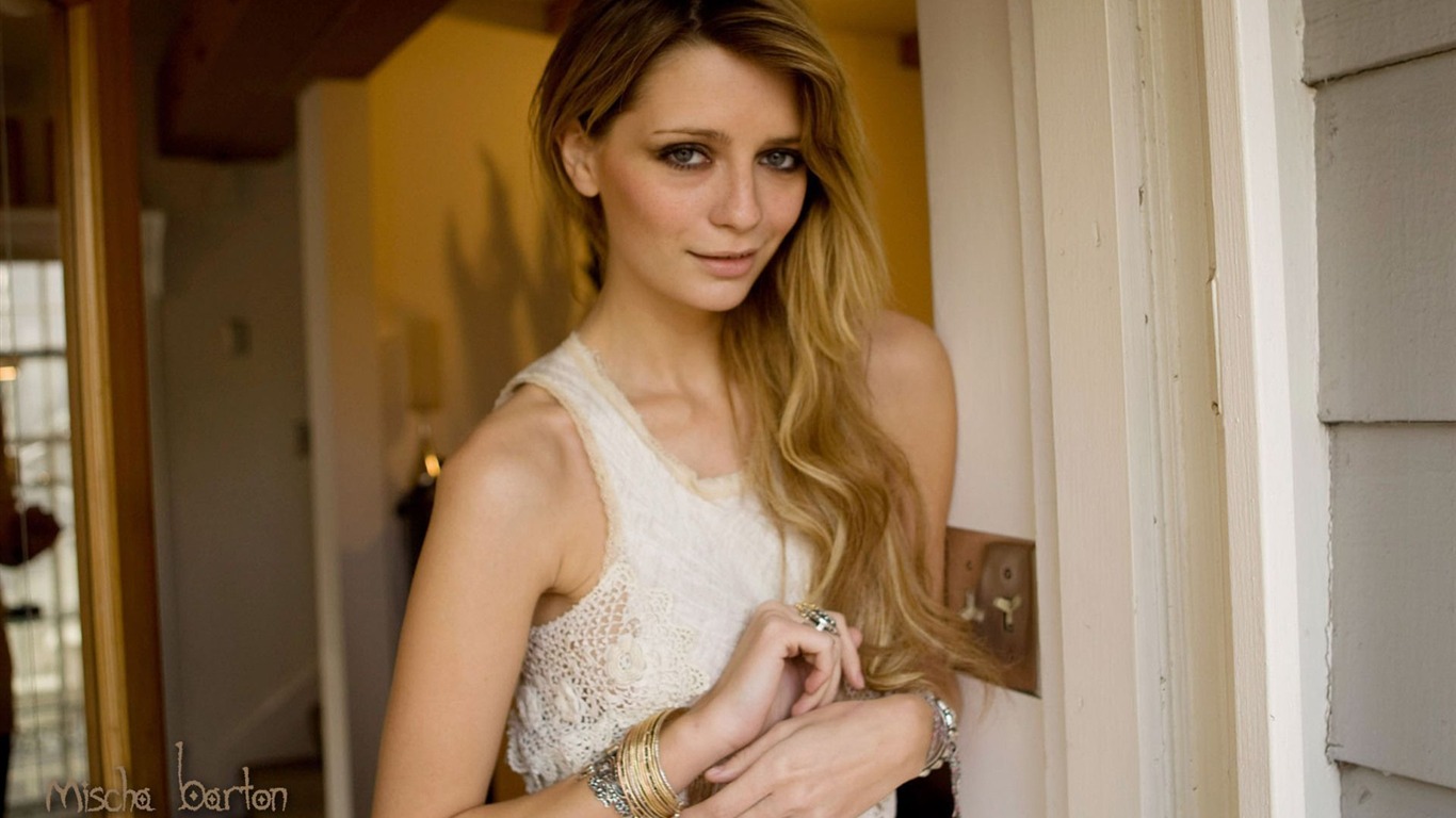 Mischa Barton #076 - 1366x768 Wallpapers Pictures Photos Images