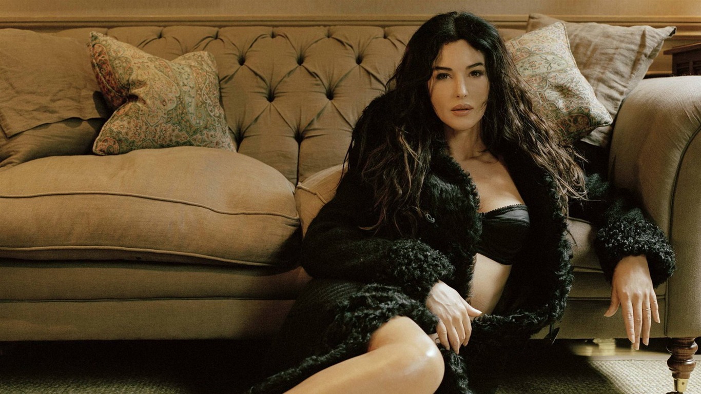 Monica Bellucci #007 - 1366x768 Wallpapers Pictures Photos Images