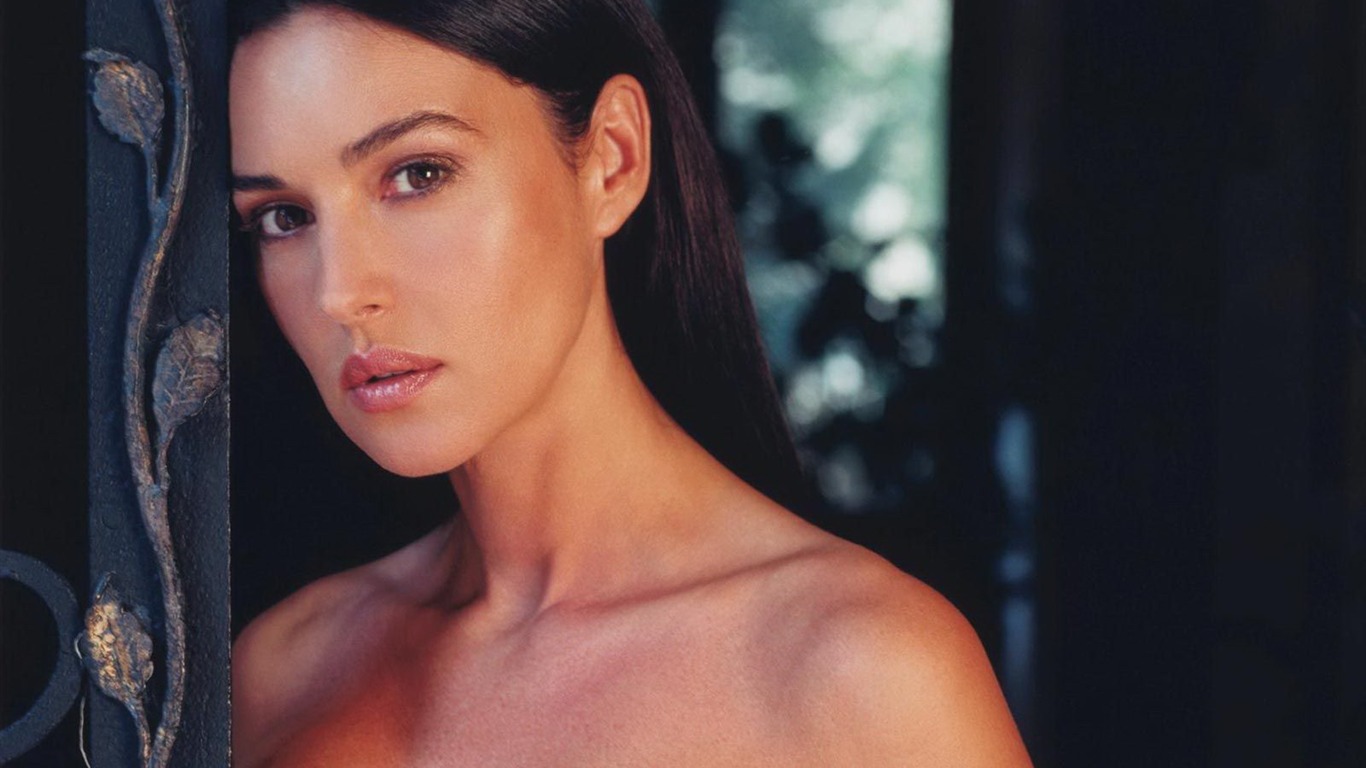 Monica Bellucci #021 - 1366x768 Wallpapers Pictures Photos Images