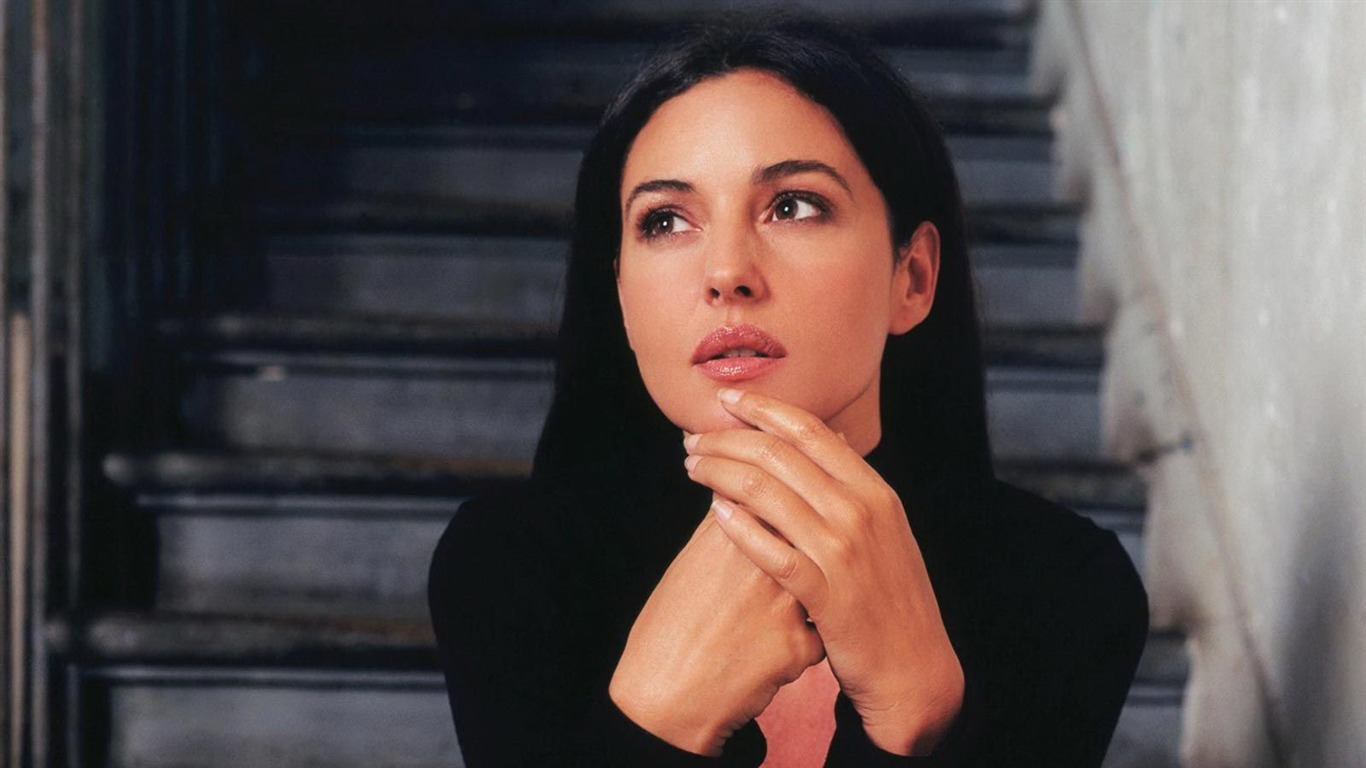 Monica Bellucci #024 - 1366x768 Wallpapers Pictures Photos Images
