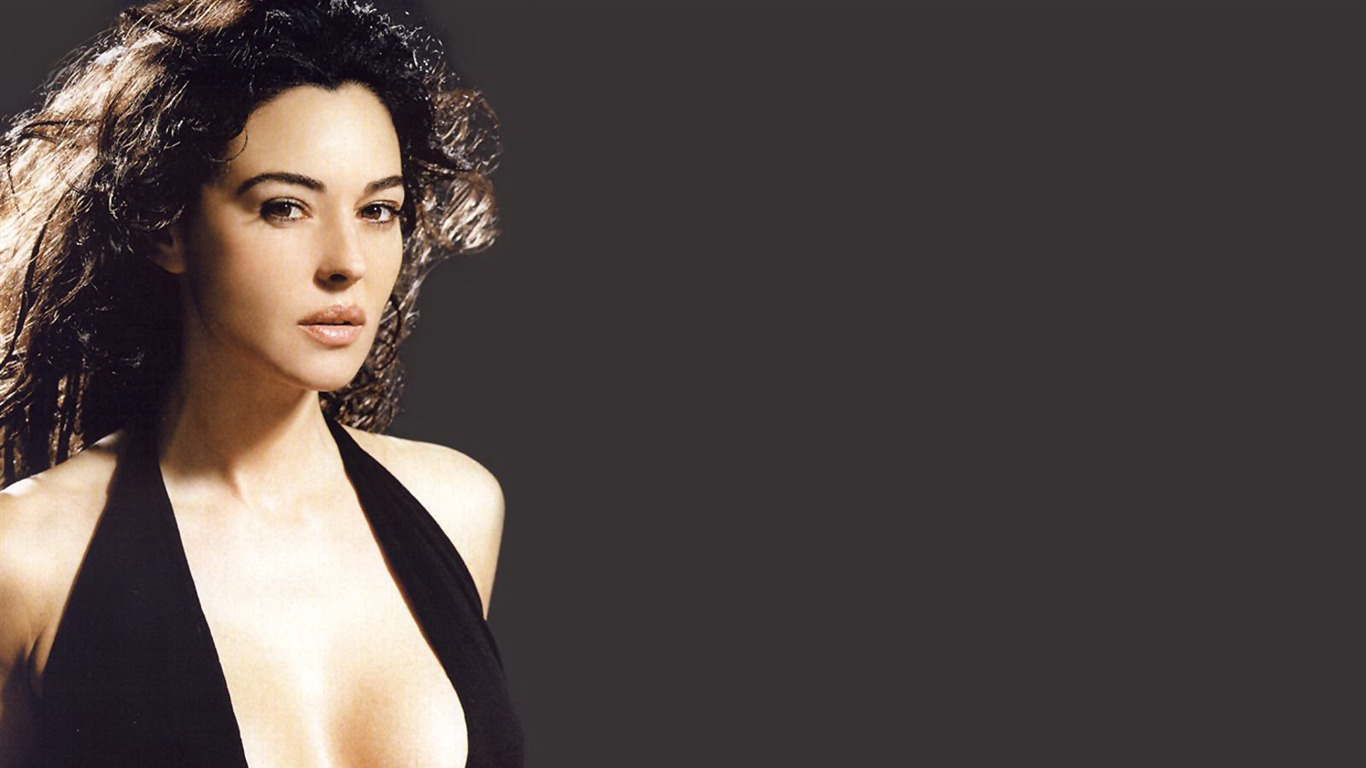 Monica Bellucci #028 - 1366x768 Wallpapers Pictures Photos Images