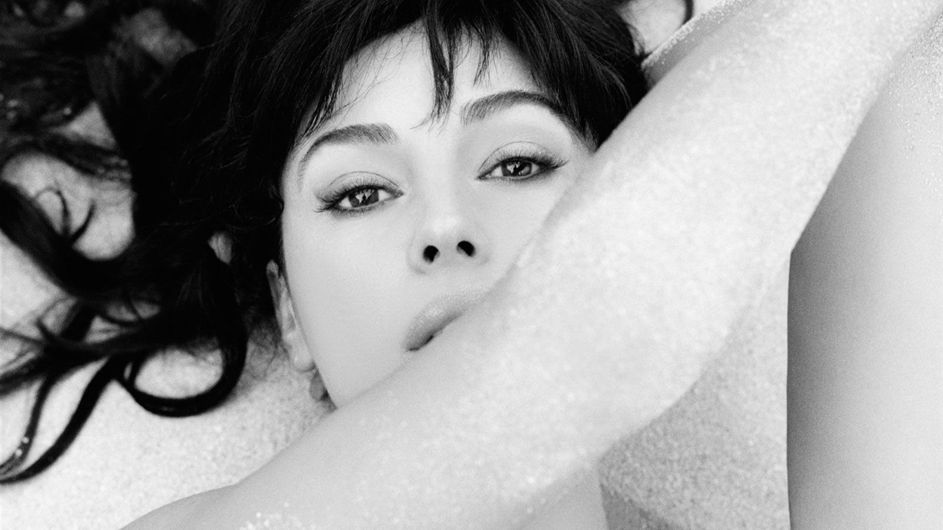 Monica Bellucci #040 - 1366x768 Wallpapers Pictures Photos Images