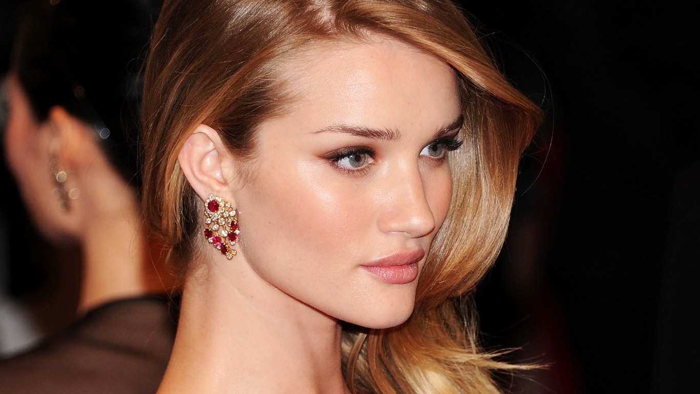Rosie Huntington Whiteley #006 - 1366x768 Wallpapers Pictures Photos Images